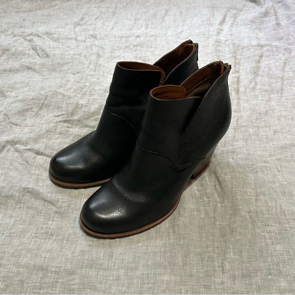 Kork-Ease Castaneda Black Zip Leather Ankle Booties Size 8.5